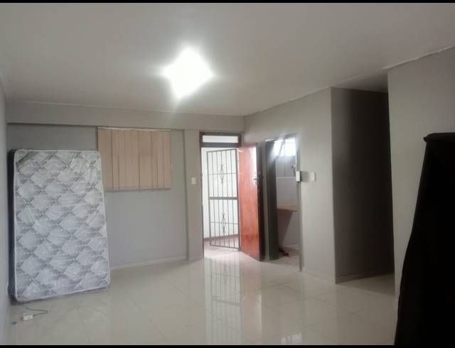 2 BEDROOM FLAT TO LET IN ESPLANADE